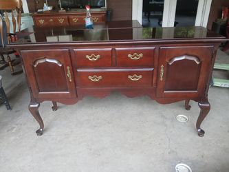 Thomasbille buffet table