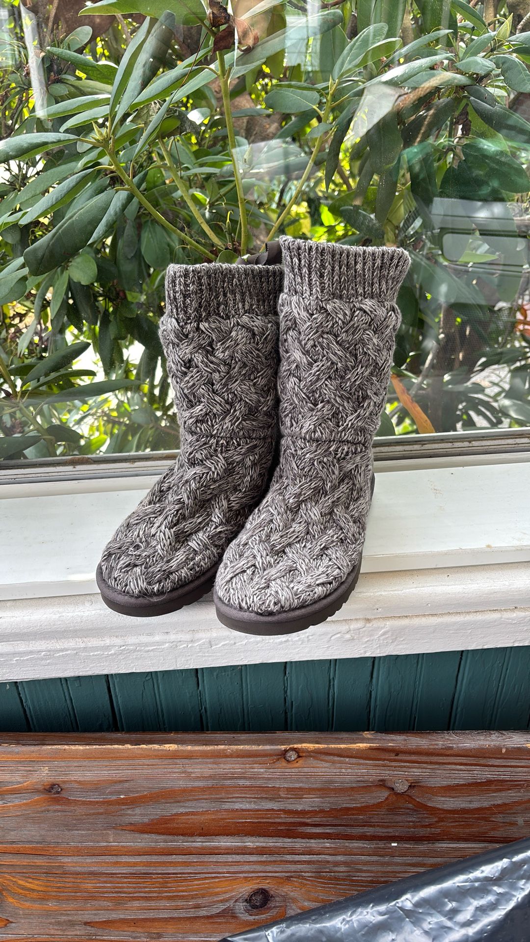 Women’s Ugg Isla Sweater Knit Booties - Size 8