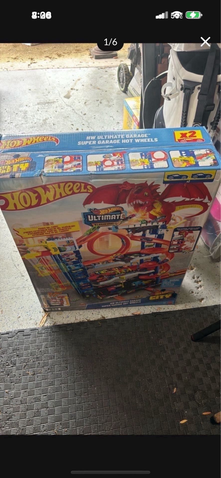 New in Box Hot wheels Ultimate garage