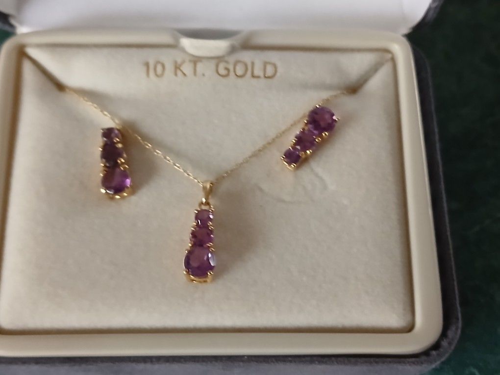 Woman's 10k Gold & Purple Amethyst Earrings/Necklace/Pendant Set 