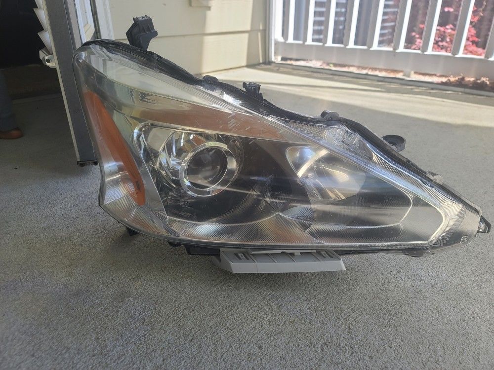 2013 Nissan Altima Passenger Side Headlight