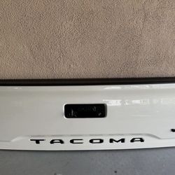 2016 - 2023 TOYOTA TACOMA COMPLETE REAR TAILGATE WHITE WITH CẠM