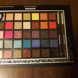 New 37 Piece EYESHADOWS And Eyeliner Set.