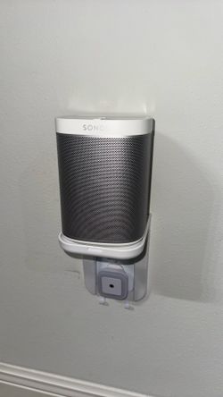 Selling 2 Sonos play 1 white