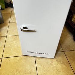 Frigedare Dorm Refrigerator 3.2 Cu Ft 