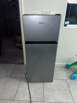 HISENSE MINI FRIDGE