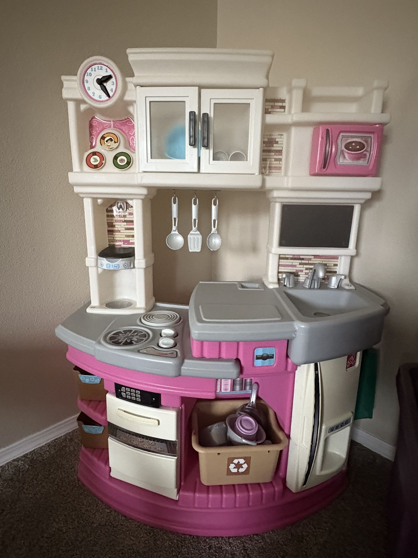 Step2 Kitchen Set With Lots Of Accessories 