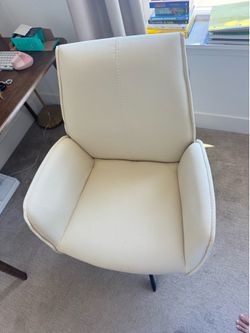 Cream Swivel Accent Chair – Barely Used