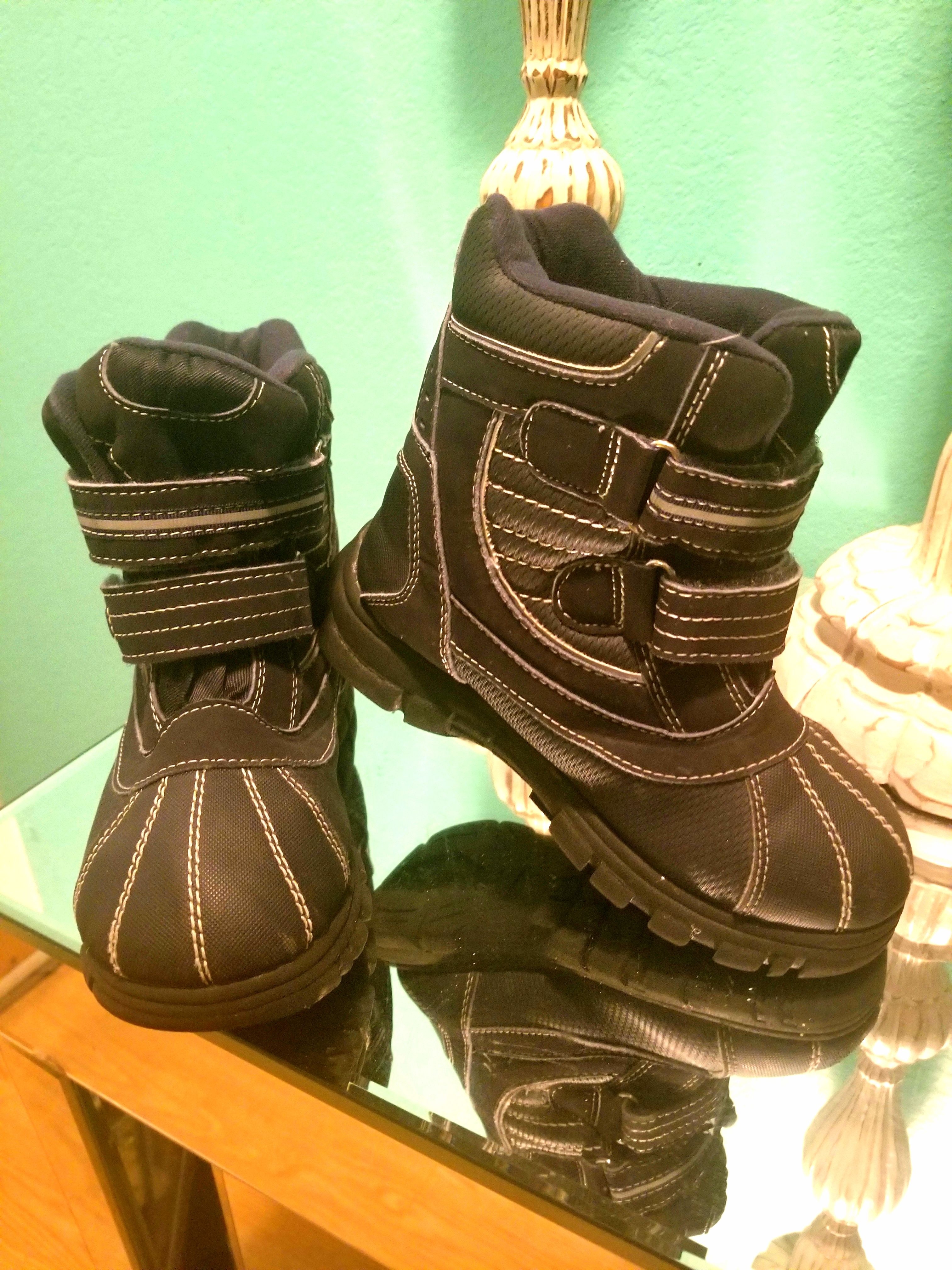 The Child Place...Blue Snow Boots..size 1 youth..good condition!