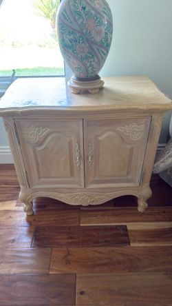 Lexington Lynwood Queen Headboard & Matching Nightstands – 3 Piece Set