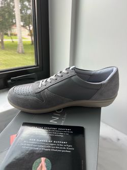 New in Box Vionic Napa Gray Suede Karigan Walking Shoe Size 8