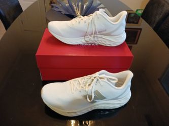 New BALANCE SHOES SZ 10 NEW IN THE BOX 