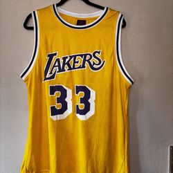 ZL Lakers Kareem Abdul-Jabbar yellow jersey #NBA #basketball  Crypto Arena give away jersey night 