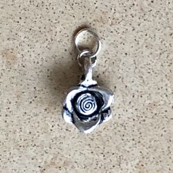 🌼 Pretty, silver tone metal flower charm pendant