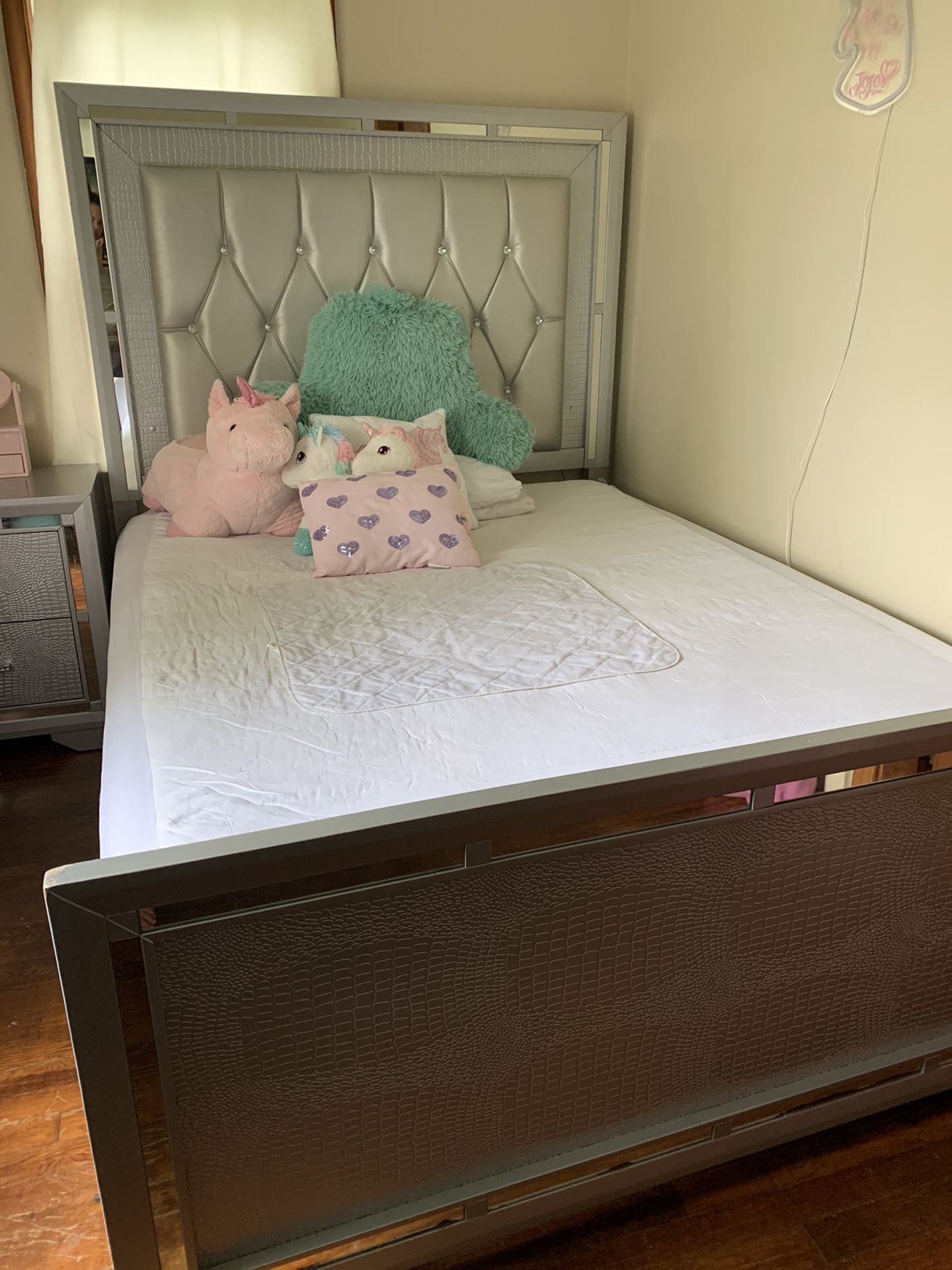 Ashley Furniture Queen Bedroom Set