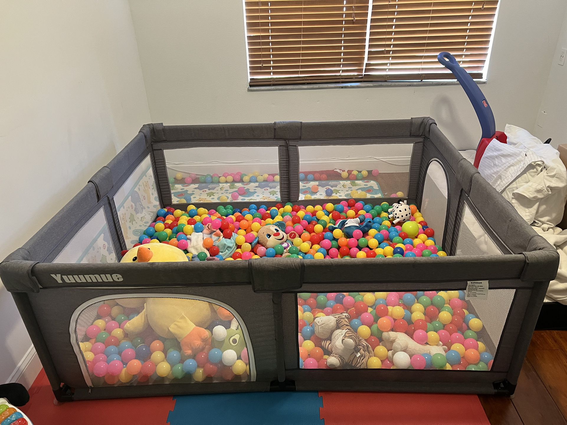 Play Yard With 1400 Pitballs Included