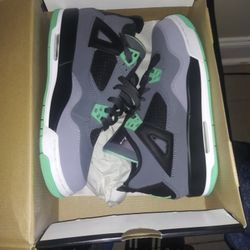 AIR JORDAN 4 RETRO SIZE 6.5Y