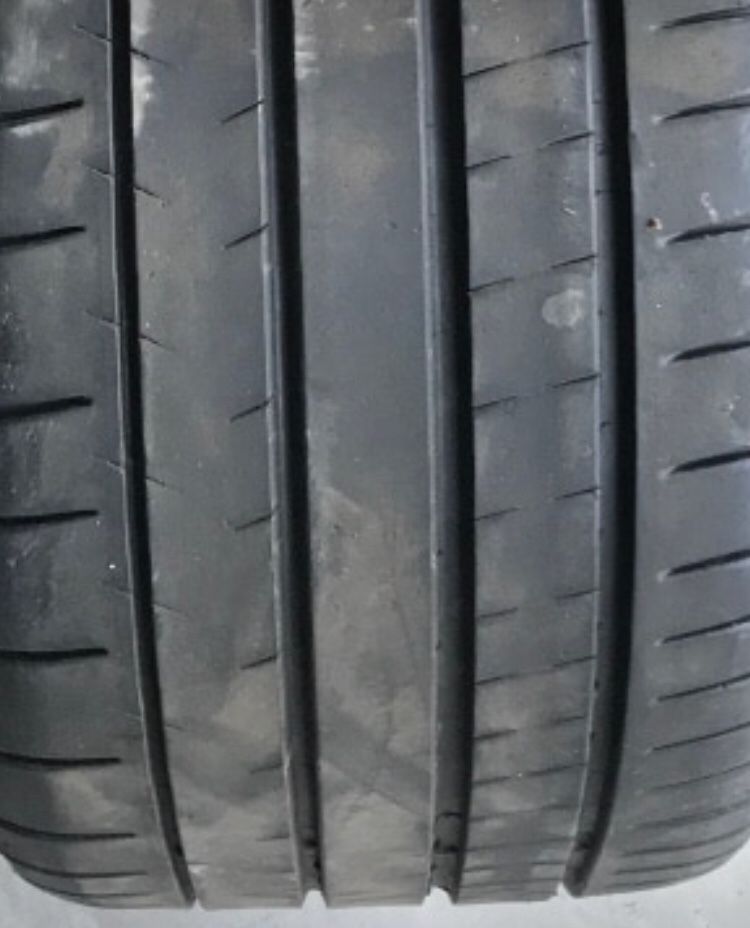 255 35 18 Michelin Super Sport tire