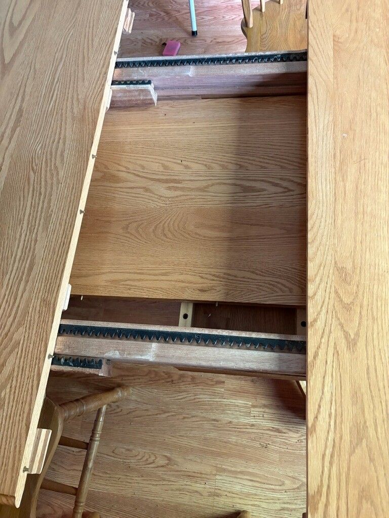 Solid Oak 2 Leaf Table