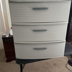 Plastic chest of drawers with 3 drawers.