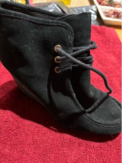 Women’s size 7 shoes.