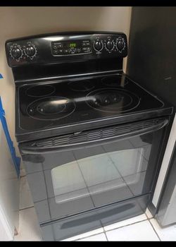 GE Electric Range *Read Description* Need Gone ASAP