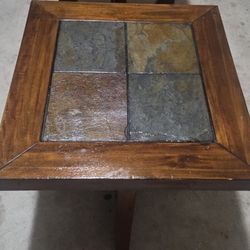 Dos Mesas De Madera Con Detallitos Pequeños  