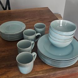 Beautiful (like new)dish set