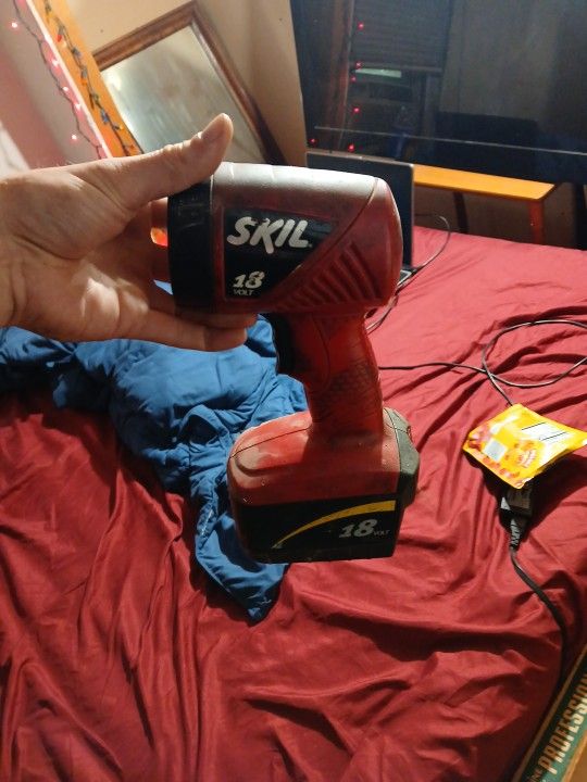 Sskrill Flashlight And Big Batteryy Pack Charger With It