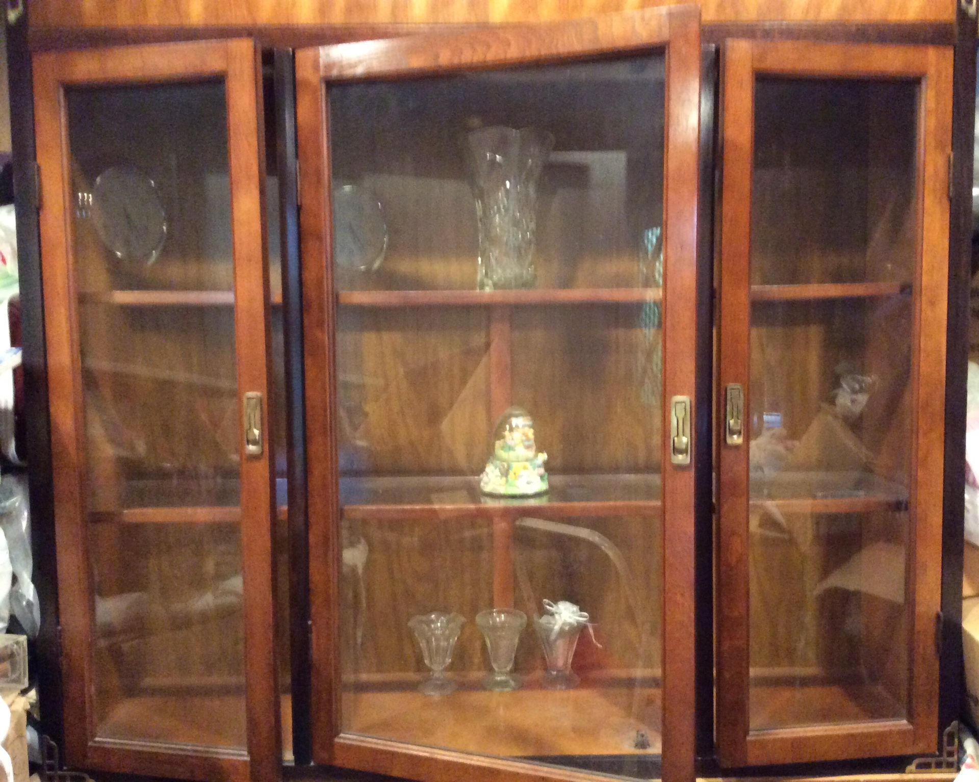 Beautiful cabinet/hutch in great condition. $ 25.00 can deliver locally