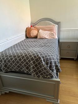 Girls Twin Bedroom Set – 2 Twin Beds, Nightstand, Dresser & Mattresses
