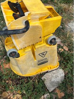 Mop bucket with ringer