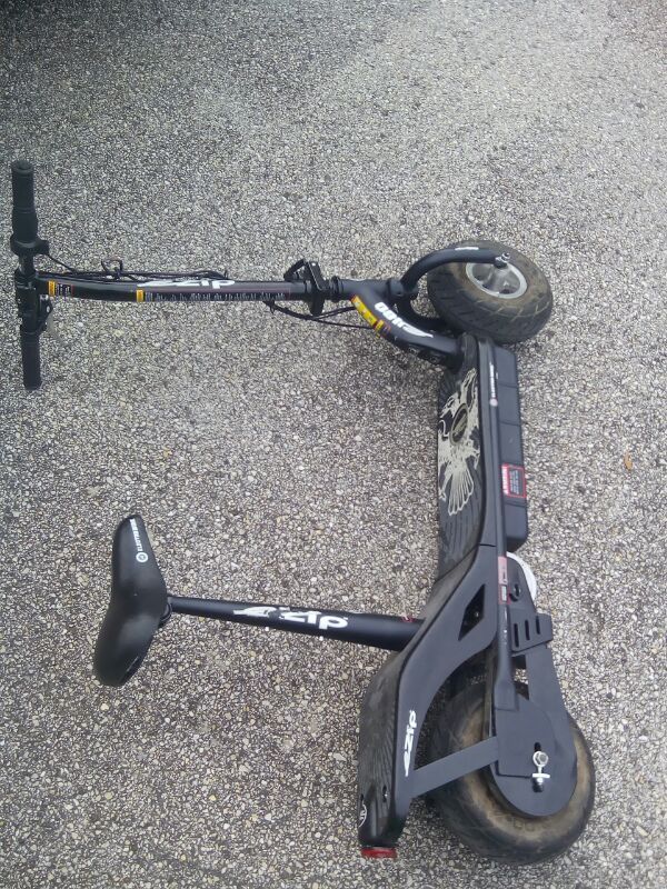 Izip electric scooter with charger new batteries for Sale in Houston
