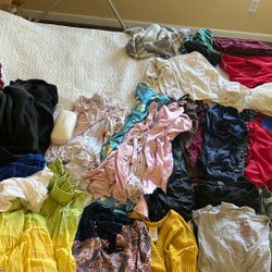 BIG BUNDLE OF CLOTHES SIZES M/L Pjs , BLOUSES, DRESSES, sKIRTS, SHIRTS 
