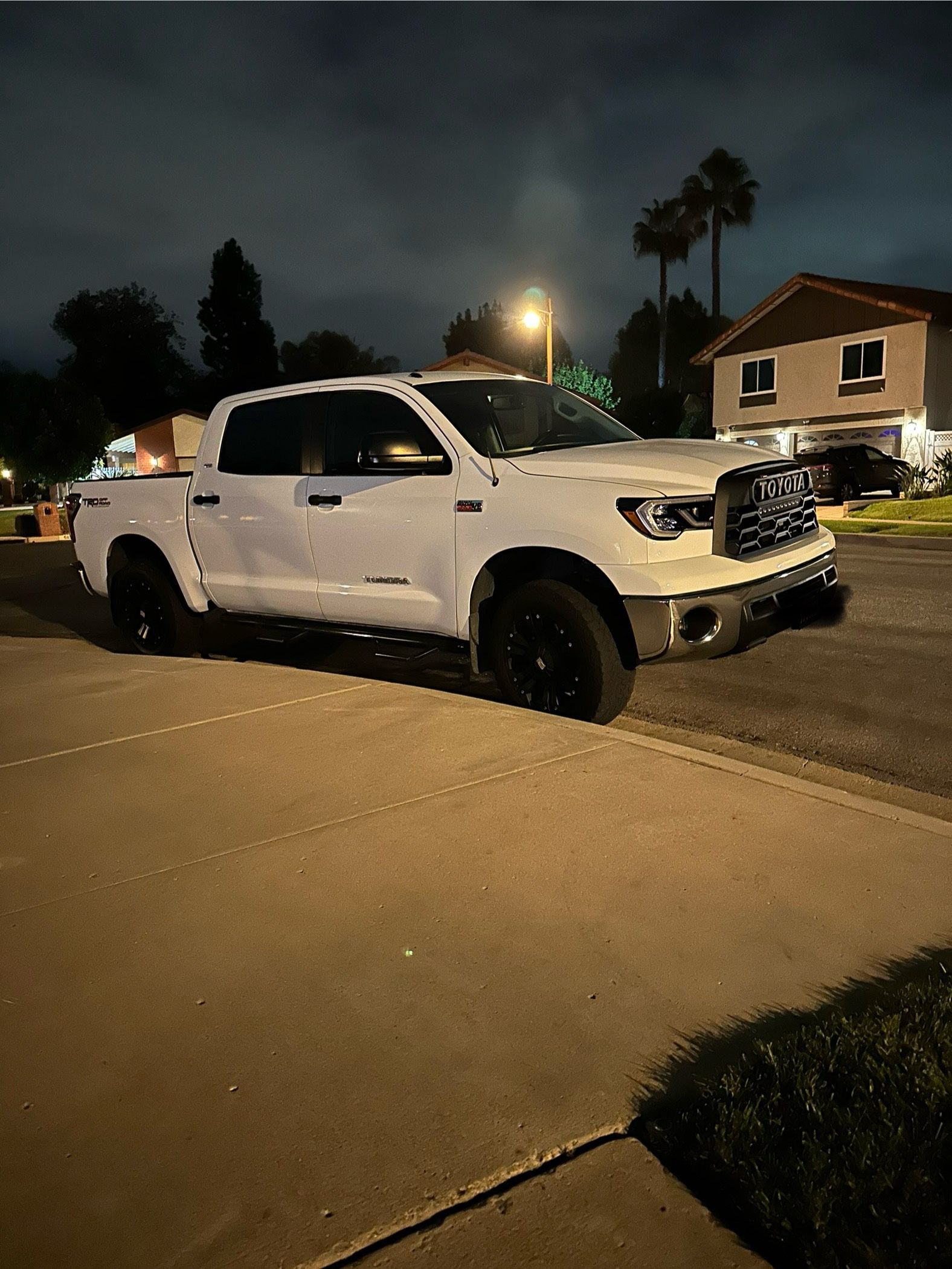 2nd Gen Toyota Tundra Front Grill With Lights 