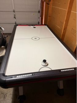 Air hockey table
