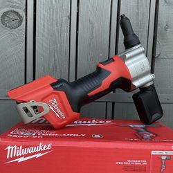 Milwaukee M12 12-Volt Lithium-Ion Cordless Rivet Tool (Tool-Only)