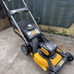 BRAND NEW IN A BOX DEWALT XR 21 INCH / 2X 20 V BRUSHLESS MAX  , PUSH LAWNMOWER INCLUDES 2  10H BATTERY AND 2 CHARGERS. UP TO 80 MIN OF RUNTIME, HIGH E