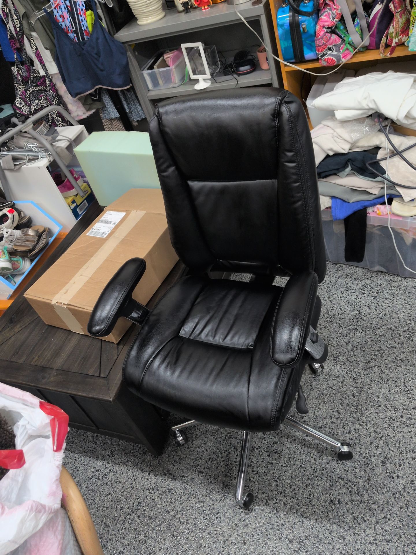 Rolling office desk chair black and chrome. Adjustable arms. Adjustable height. No rips. No damage.