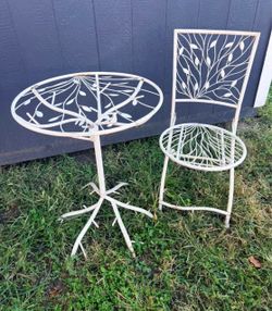 Art Deco Metal White Round Table With Chair Bistro Leaf Design Set of Two