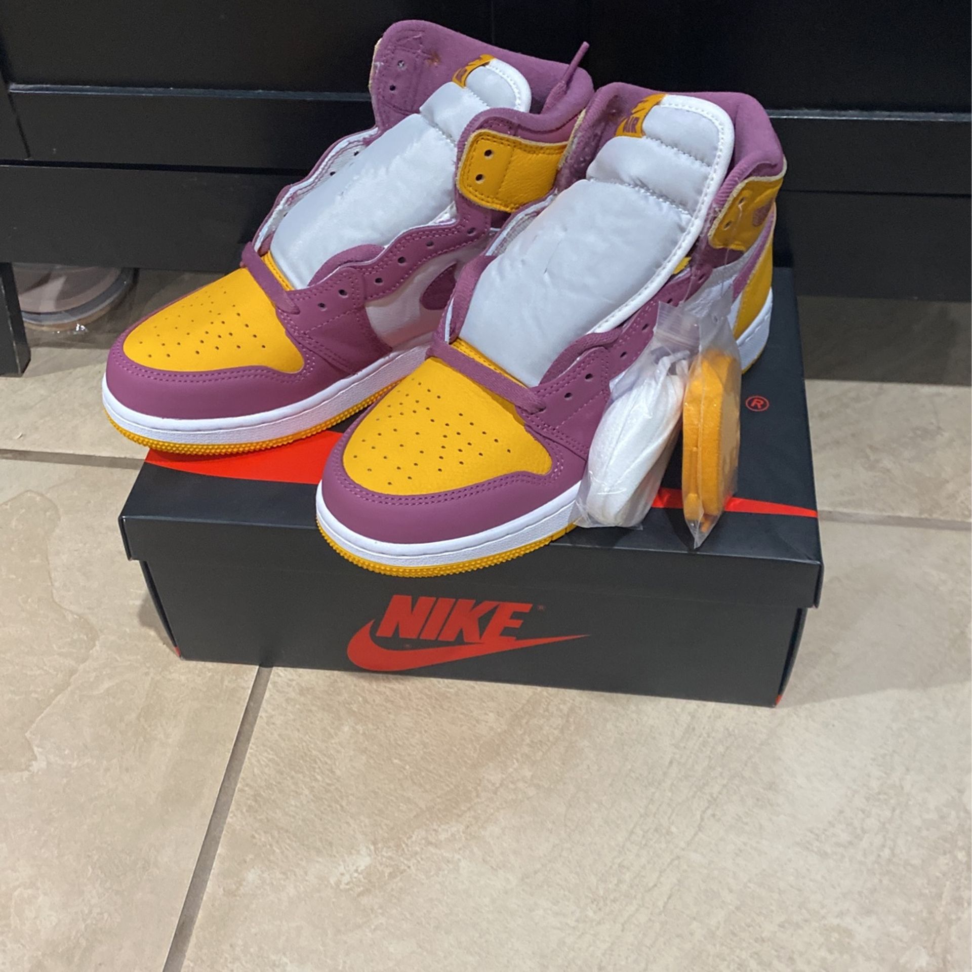 Air Jordan Retro High Og Girl Size University Gold/ Light Bordeaux