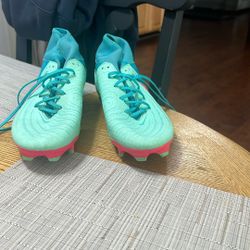 Phantom Luna soccer Cleats Size 9.5