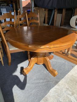 Beautiful Solid Oak Table 48”W X 31”H