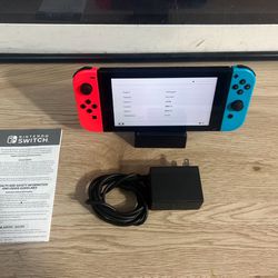 NINTENDO SWITCH LIKE NEW!!! It Comes With  + 2 Joycons + Charger + 1 game