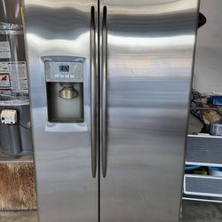 GE Refrigerator with Ice Maker