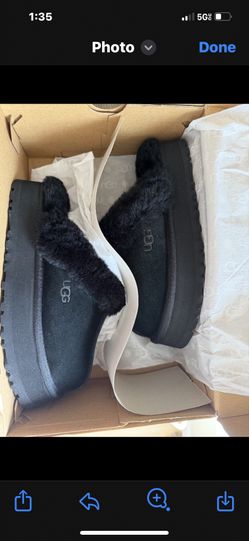 Uggs 6 Says .. Fits Smaller
