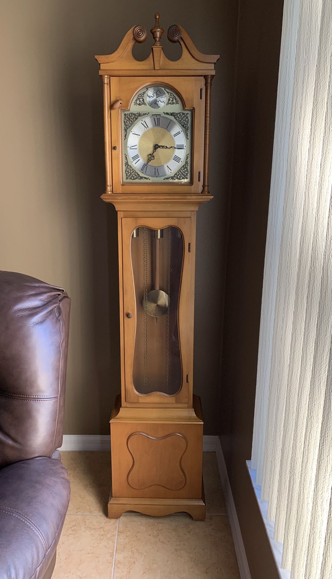VINTAGE COLONIAL MAPLE GRANDFATHER CLOCK MODEL 1704