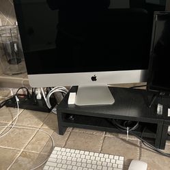 APPLE IMAC i3 21.5’ 1TB 2019 Practically BRAND NEW - Asking $650 Obo Paid over $1200.00 New