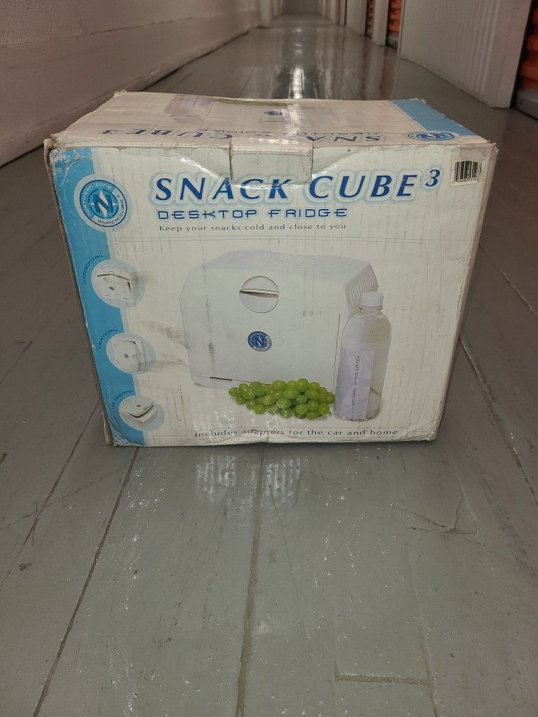 🧊 Snack Cube 3 Desktop Mini Fridge – AC/DC Travel Cooler – Compact Size