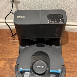 Shark Robotic Vacuum Cleaner w/Base. Floor Cleaning Robot AV2510SOUS Wi-Fi